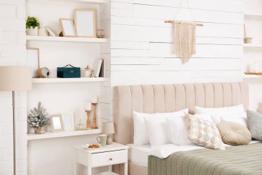 Duvar rafları şık yatak odasının iç kısımlarında dekor unsurları barındırıyor.