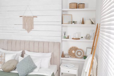 Duvar rafları şık yatak odasının iç kısımlarında dekor unsurları barındırıyor.