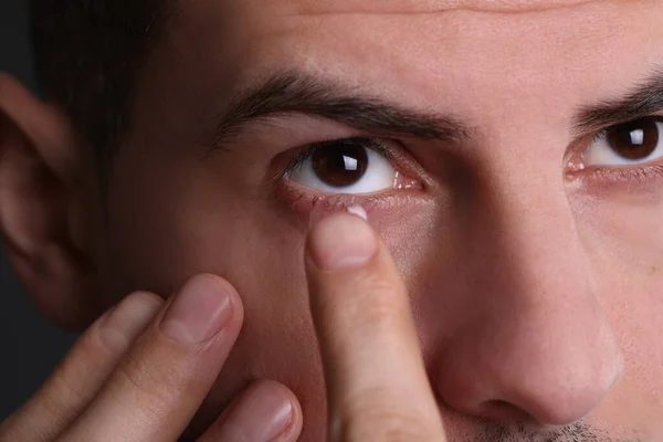 Closeup Άποψη Του Ανθρώπου Βάζοντας Φακό Επαφής Στο Μάτι Του — Φωτογραφία Αρχείου
