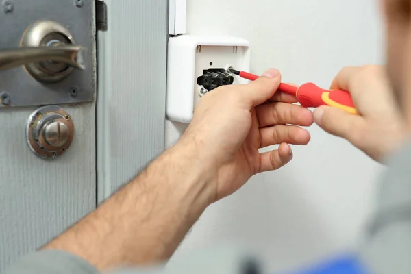 Electricista Profesional Con Destornillador Que Repara Interruptor Luz Primer Plano — Foto de Stock