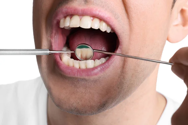 Beyaz Arka Planda Dişçi Aletleriyle Adamın Dişlerini Diş Etlerini Inceliyorum — Stok fotoğraf