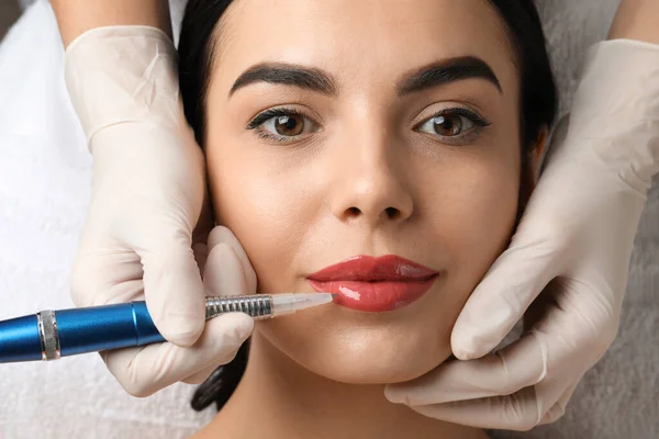 Jonge Vrouw Ondergaan Procedure Van Permanente Lip Make Salon Bovenaanzicht — Stockfoto