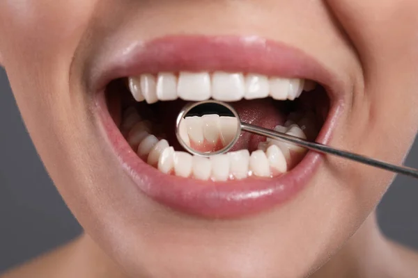 Examinando Dentes Mulher Com Espelho Dentista Fundo Cinza Close — Fotografia de Stock