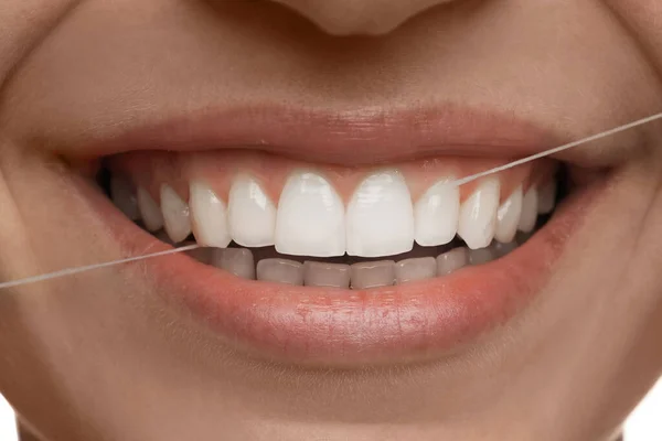 Mulher Usar Fio Dental Nos Dentes Perto Cuidados Dentários — Fotografia de Stock