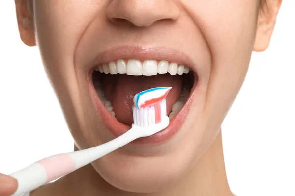 Mulher Escovando Dentes Com Pasta Fundo Branco Close Cuidados Dentários — Fotografia de Stock