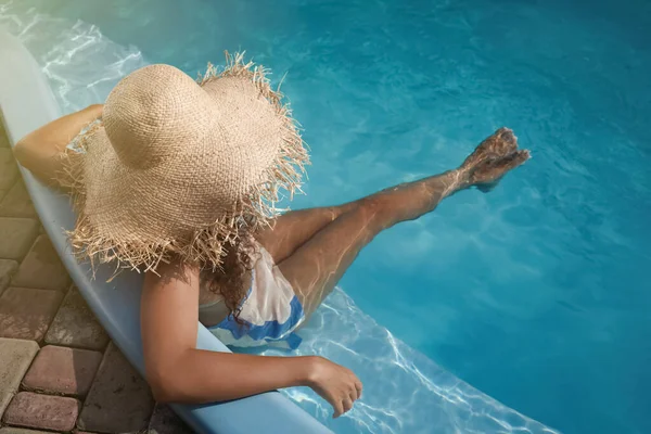 Afroamerikanerin Mit Strohhut Ruht Einem Sonnigen Sommertag Freibad Über Dem — Stockfoto
