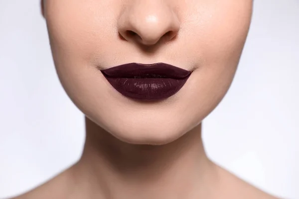 Ung Kvinna Med Vackra Läppar Makeup Ljus Bakgrund Närbild — Stockfoto