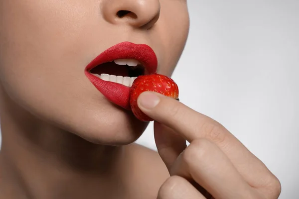 Mujer Joven Con Hermosos Labios Maquillaje Comer Fresa Sobre Fondo — Foto de Stock