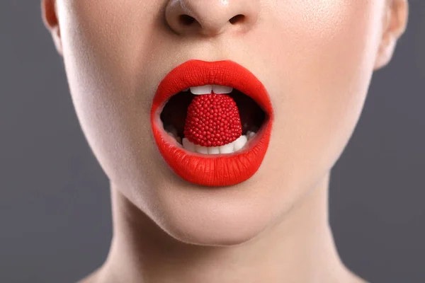 Mujer Joven Con Hermosos Labios Rojos Maquillaje Comer Dulces Sobre — Foto de Stock