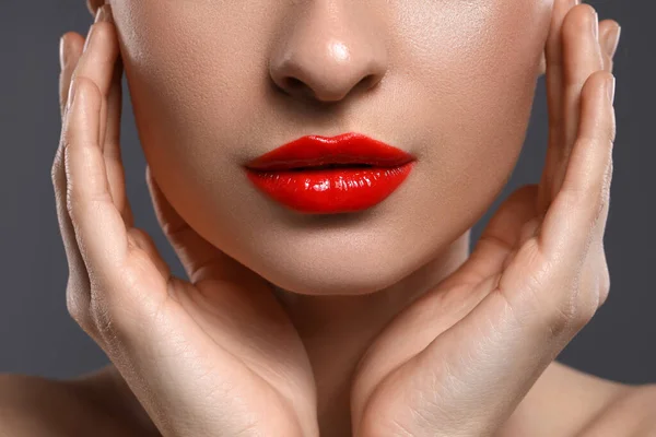 Mujer Joven Con Hermosos Labios Rojos Sobre Fondo Gris Primer — Foto de Stock