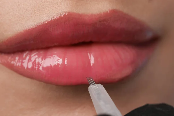 Jeune Femme Pendant Procédure Maquillage Permanent Des Lèvres Dans Salon — Photo