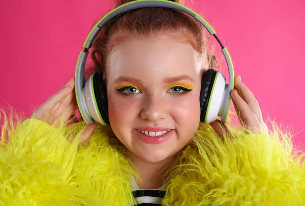 Pembe Arka Planda Kulaklıkları Olan Sevimli Bağımsız Kız — Stok fotoğraf