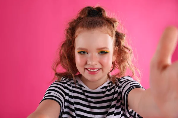 Schattig Indie Meisje Het Nemen Van Selfie Roze Achtergrond — Stockfoto