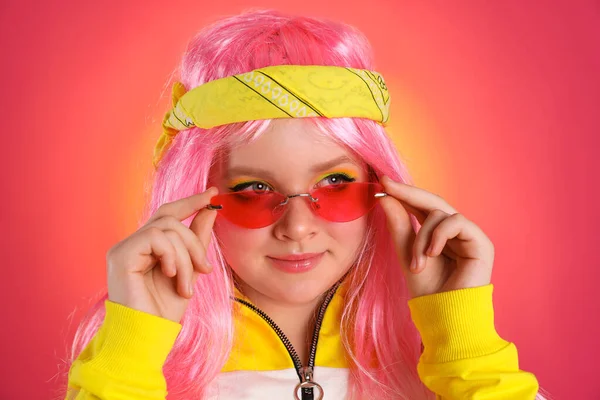 Linda Chica Indie Con Gafas Sol Sobre Fondo Rosa Brillante —  Fotos de Stock