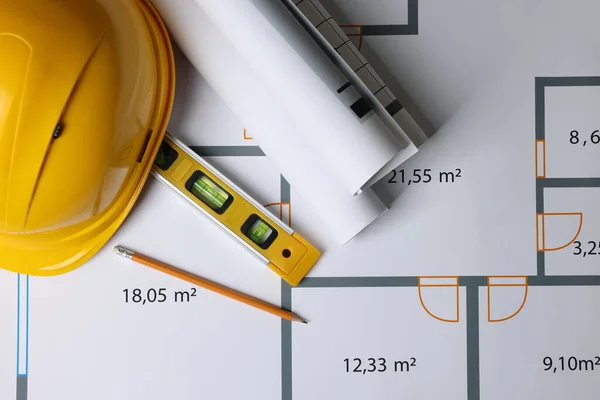 Rollkonstruktionszeichnungen Schutzhut Bleistift Und Blasenwaage Auf Hausplan Draufsicht Architektenarbeitsplatz — Stockfoto
