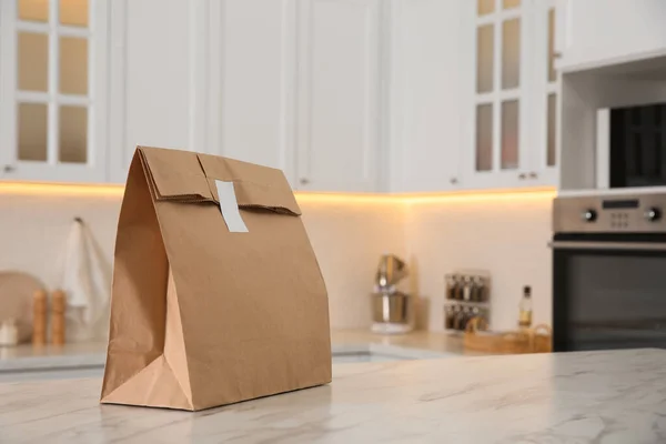 Bolsa Papel Sobre Mesa Mármol Blanco Cocina Espacio Para Texto —  Fotos de Stock