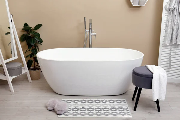 Acogedor Cuarto Baño Interior Con Elegante Bañera Cerámica — Foto de Stock