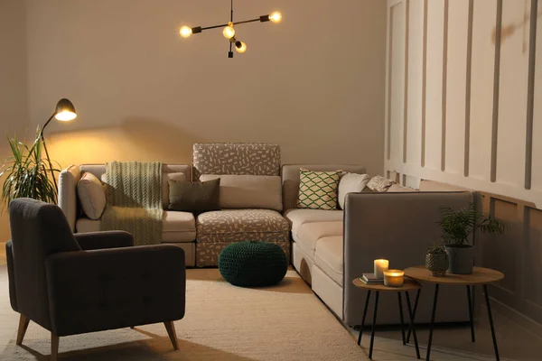 快適な家具付きのスタイリッシュなリビングルームのインテリア — ストック写真