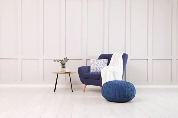 Stijlvol Interieur Met Comfortabele Fauteuil Gebreide Poef Nabij Witte Muur — Stockfoto