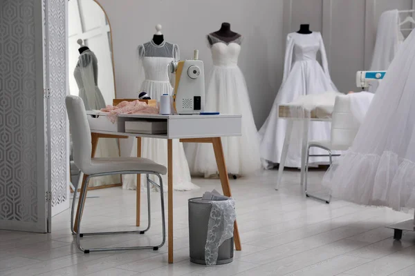 Dressmaking Oficina Interior Com Vestidos Noiva Equipamentos — Fotografia de Stock