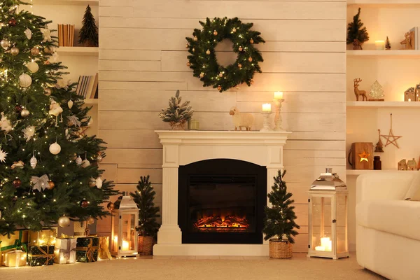 Stylový Obývací Pokoj Interiér Vyzdobený Vánoční Strom Pohodlnou Pohovku — Stock fotografie