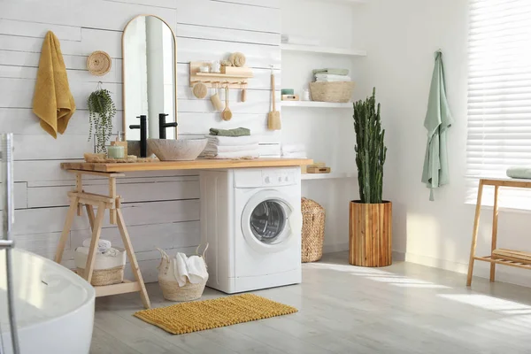 Modern Çamaşır Makinesiyle Banyo Dekorasyonu — Stok fotoğraf