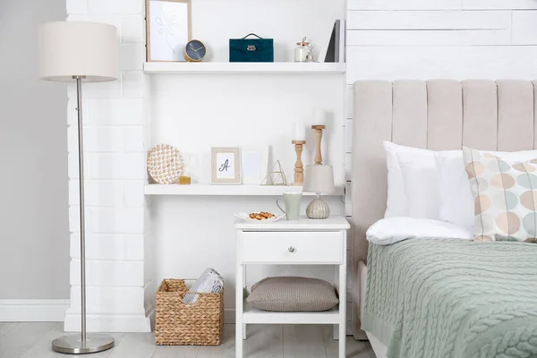 スタイリッシュな寝室のインテリアの美しい装飾要素と壁の棚 — ストック写真