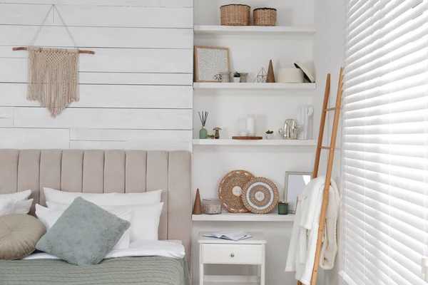 Duvar rafları şık yatak odasının iç kısımlarında dekor unsurları barındırıyor.