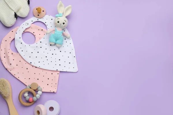 Platte Lay Compositie Met Babyaccessoires Slabbetjes Violette Achtergrond Ruimte Voor — Stockfoto