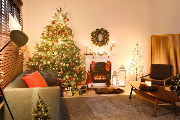 Gemütliche Wohnzimmereinrichtung Mit Schönem Weihnachtsbaum Und Kamin — Stockfoto