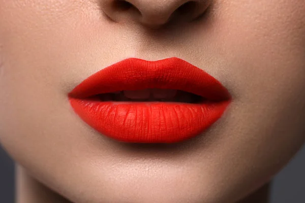 Mujer Joven Con Hermosos Labios Rojos Primer Plano — Foto de Stock