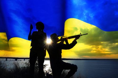 Ukrayna 'daki savaşı durdurun. Dışarıdaki askerlerin silueti ve Ukrayna bayrağı, çifte maruz kalma etkisi