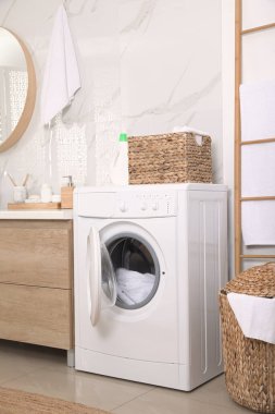 Modern çamaşır makinesiyle banyo iç dekorasyonu.