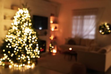 İç dekore edilmiş Noel ağacı ile oturma odasının bulanık görüntüsü
