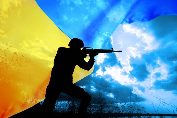 Прекратить Войну Украине Силуэт Вооруженного Солдата Улице Украинский Флаг Эффект — стоковое фото