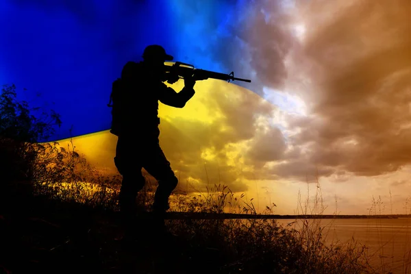 Arrêtez Guerre Ukraine Silhouette Soldat Armé Extérieur Drapeau Ukrainien Effet — Photo