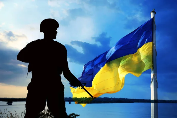 Припиніть Війну Україні Силует Озброєного Солдата Відкритому Повітрі Український Прапор — стокове фото