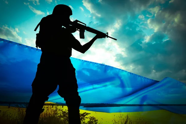 停止乌克兰的战争 室外武装士兵和乌克兰国旗的轮廓 双重曝光效果 — 图库照片