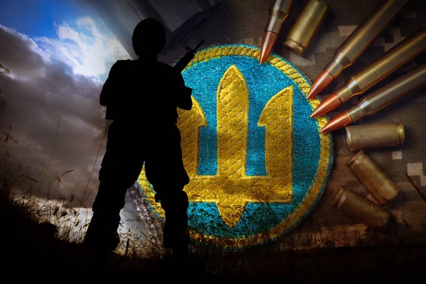 ウクライナで戦争を ウクライナの国旗の色で武装兵士屋外 弾薬やトリズブのシンボルのシルエット 二重露光効果 — ストック写真