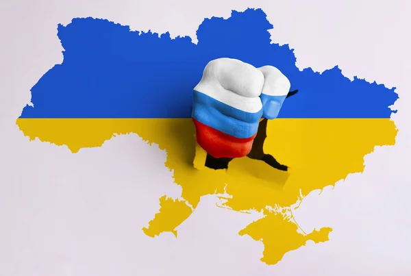 Российская Агрессия Против Украины Человек Прорывающийся Через Карту Украины Кулаком — стоковое фото
