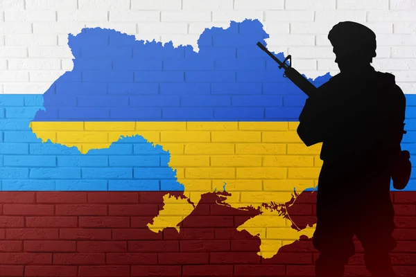 Wojna Rosyjsko Ukraińska Sylwetka Żołnierza Przy Murze Murowanym Obrysem Mapy — Zdjęcie stockowe