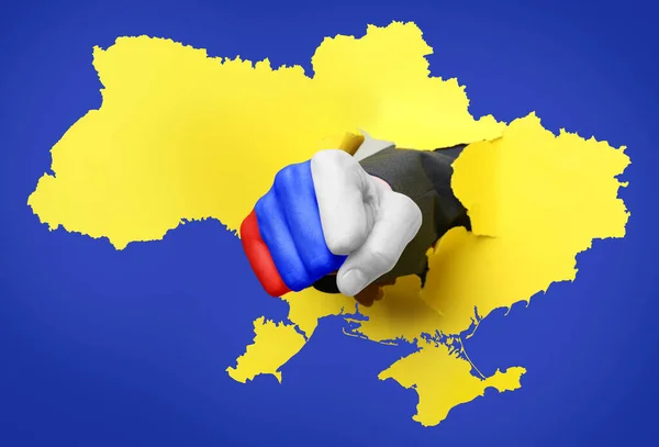 러시아가 우크라이나를 공격하다 주먹으로 러시아 색깔을 우크라이나 지도를 돌파하는 — 스톡 사진