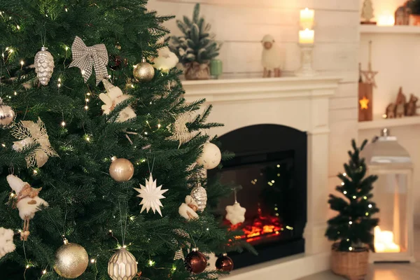 Interior Elegante Sala Estar Com Árvore Natal Decorada Lareira — Fotografia de Stock