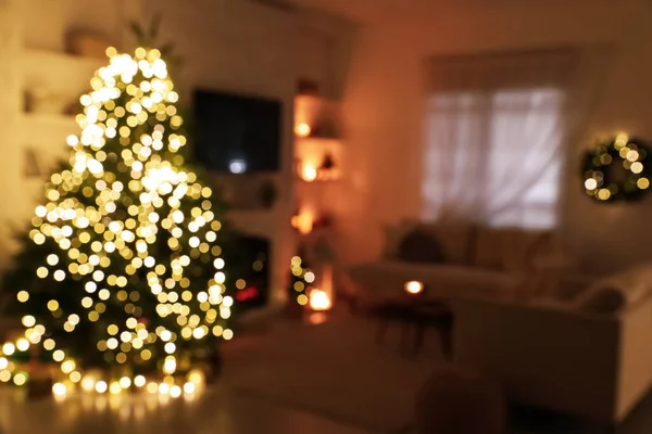 装飾されたクリスマスツリーとリビングルームのインテリアのぼやけた景色 — ストック写真