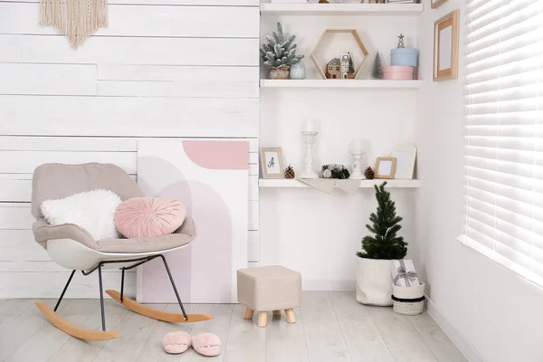 Intérieur Élégant Avec Chaise Berçante Étagères Murales Belle Décoration Noël — Photo