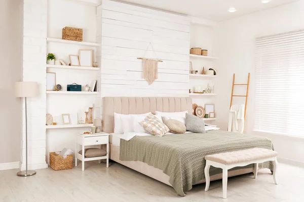 Stijlvol Interieur Met Groot Comfortabel Bed Wandplanken Mooie Decorelementen — Stockfoto