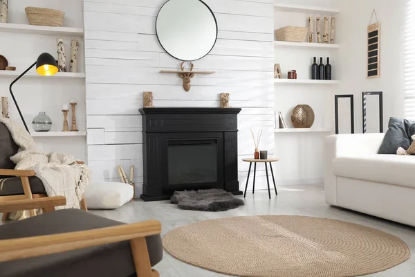 快適な家具とモダンな電気暖炉と居心地の良いリビングルームのインテリア — ストック写真