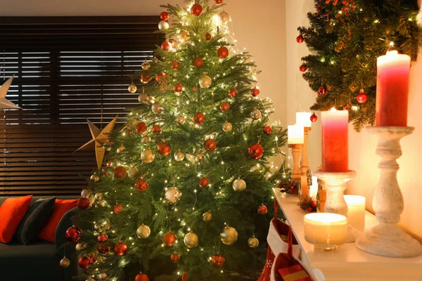 Odasında Mumlar Olan Güzel Bir Noel Ağacı Tasarım — Stok fotoğraf
