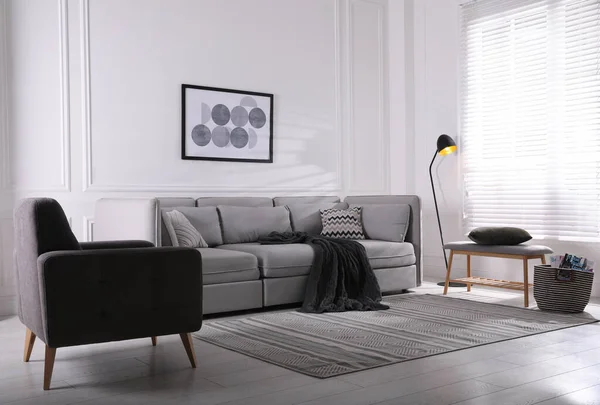 舒适的客厅 内饰舒适的灰色沙发和扶手椅 — 图库照片