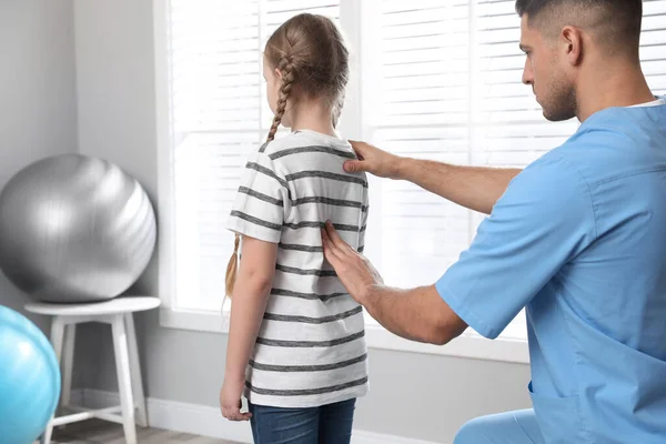Orthopäde Untersucht Den Rücken Des Kindes Der Klinik Skoliose Behandlung — Stockfoto